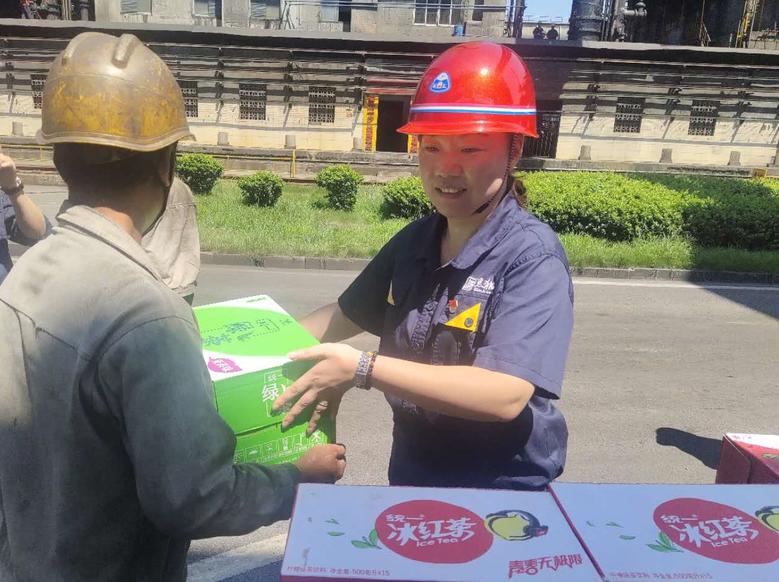 高溫慰問送清涼，情系一線暖人2.jpg