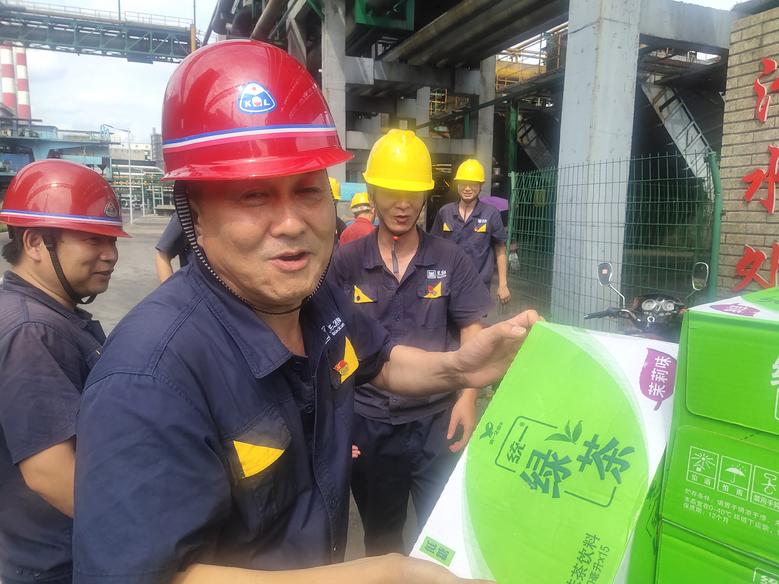 景焦能源公司工會(huì)持續(xù)開(kāi)展系列高溫慰問(wèn)活動(dòng)1.jpg 景焦能源公司工會(huì)持續(xù)開(kāi)展系列高溫慰問(wèn)活動(dòng)1.jpg