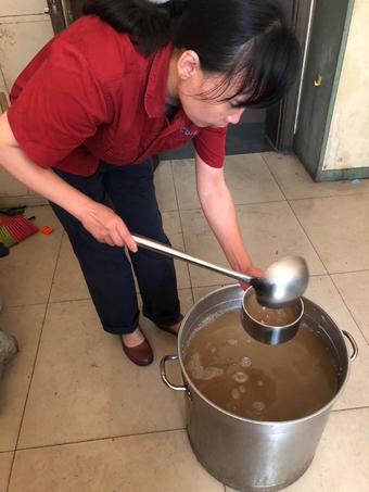 景焦能源公司工會(huì)持續(xù)開(kāi)展系列高溫慰問(wèn)活動(dòng)4 (1).jpg 景焦能源公司工會(huì)持續(xù)開(kāi)展系列高溫慰問(wèn)活動(dòng)4 (1).jpg