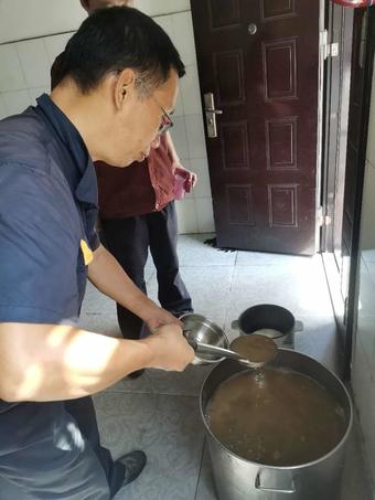 景焦能源公司工會(huì)持續(xù)開(kāi)展系列高溫慰問(wèn)活動(dòng)3 (1).jpg 景焦能源公司工會(huì)持續(xù)開(kāi)展系列高溫慰問(wèn)活動(dòng)3 (1).jpg