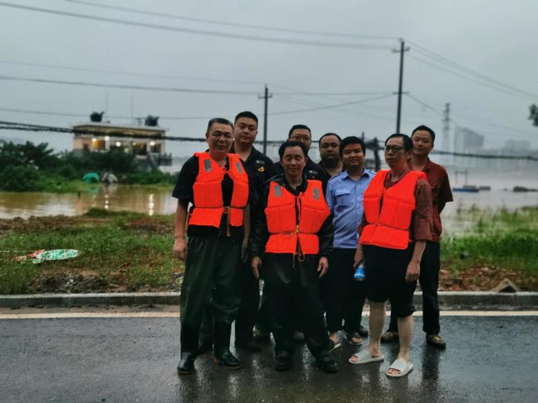 嚴陣以待抗擊洪魔 確保全廠生產供水3.jpg 嚴陣以待抗擊洪魔 確保全廠生產供水3.jpg